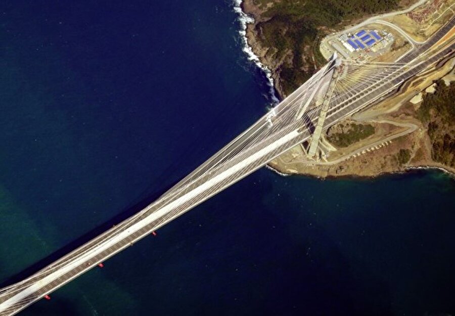 
                                    Köprü; takılan Türk bayrakları, çekilen şeritleri ile 5 bin metre yükseklikten böyle gözüküyor.
                                