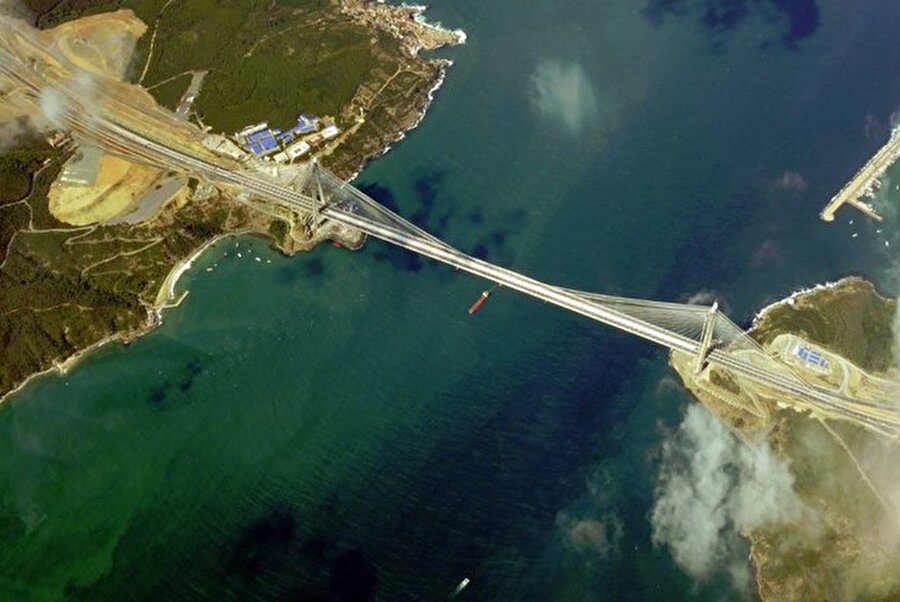 
                                    Toplam 59 metrelik genişliği ile açıldığında dünyanın en geniş köprüsü unvanını alacak köprüde trafik akışı 8 şeritli karayolu ile sağlanacak.
                                