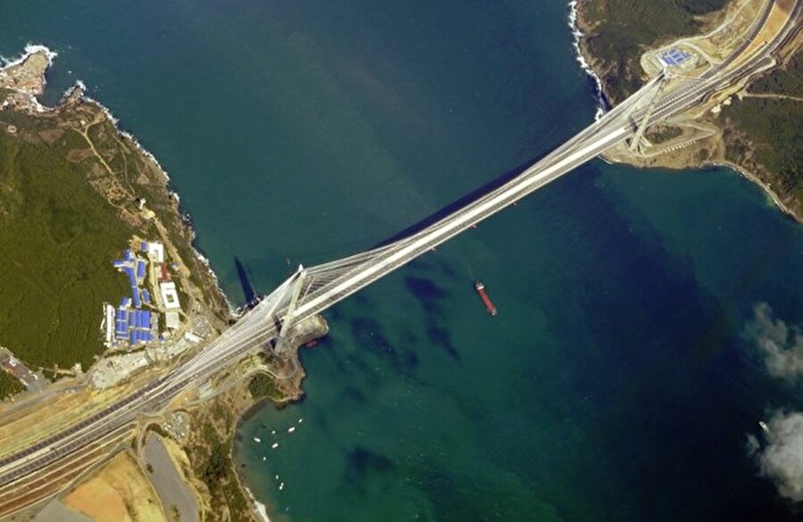 
                                    Ayrıca 2 şerit demiryolu da bulunacak. 1408 metresi deniz üzerinde olmak üzere toplam 2 bin 164 metrelik köprü toplam 4,5 milyar TL'ye mal oldu.
                                
