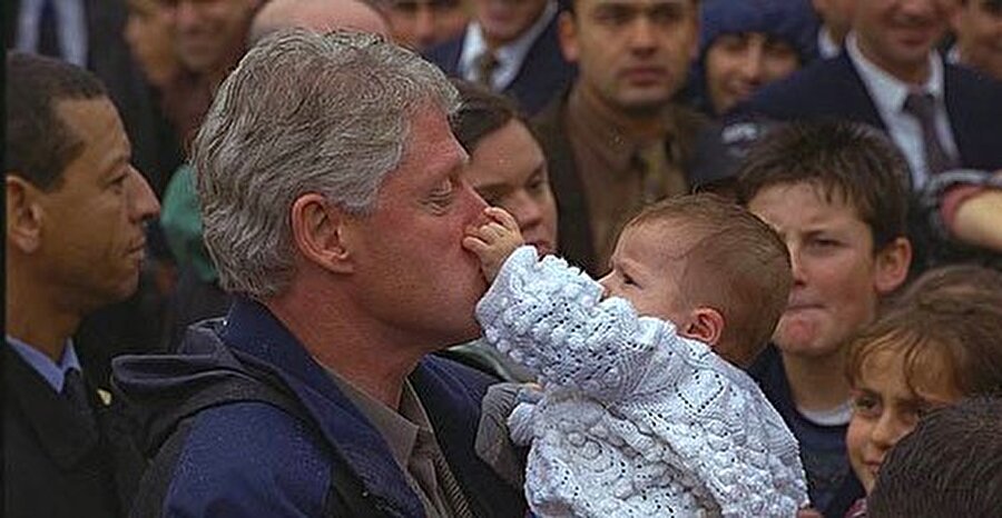 ERKAN BEBEK VE CLİNTON 

                                    Bill Clinton depremden sonra felaket bölgesini ziyaret için İzmit'e geldi. Halk arasında gezerken annesinin kucağındaki Erkan bebeği gördü ve alıp sevdi. Bu sırada Erkan bebek Clinton'ın burnunu sıktı ve tüm dünyanın gündemine oturdu. 

                                