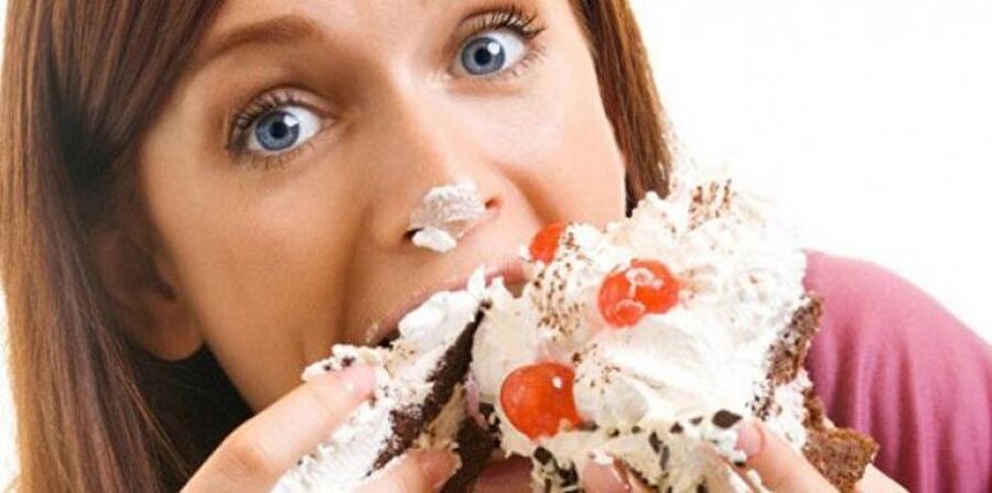 Şekere elveda demelisiniz
İlk sırada en büyük düşmanınız geliyor, şeker. Aşırı şeker tüketimi, diş yapısının içerisinde gizli kalıp zamanla çürümeye neden olabilir. Hele temizliği doğru yapılmazsa, bu durum zamanla diş kaybıyla dahi sonuçlanabilir.