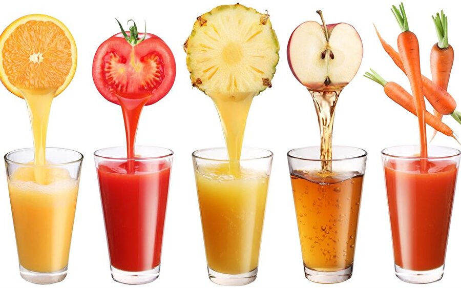 Meyve sularına dikkat!
İçerisinde bulundurduğu şeker miktarını düşünmezsek, meyvelerin doğallığından şüphe yok. Doğal meyve suları da vücut açısından oldukça sağlıklı; ancak bu içeceklerde bulunan asit diş minenize zarar verebilir. Aynı zamanda meyvelerin renkleri de zamanla dişlerinizde lekelere neden olabilir.