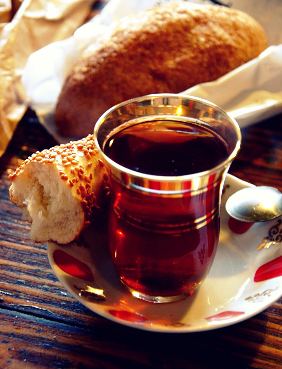 Çay kültürüne son
Türk kültürünün vazgeçilmezi siyah çay, dişlerde en fazla leke oluşumuna neden olan içecektir. Bu yüzden, siyah çay tüketimini elinizden geldiğince azaltmanızı öneririz. Siyah çay yerine yeşil çay tercih edebilirsiniz. Başka bir çare de her siyah çay tüketiminden sonra,, dişlerinizi fırçalamak olabilir.