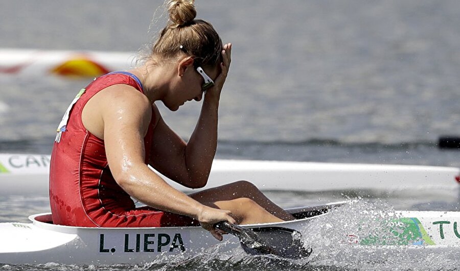 Liepa için her şey bitmedi
Olimpiyat tarihinde Türkiye'yi ilk kez kano sprintte branşında bir sporcu temsil etti. Letonya asıllı Türk sporcu Lasma Liepa, ilk tur serisini 41.760 saniyelik derecesiyle 4. olarak tamamladı. Liepa aldığı sonuçla yarı finale kaldı. Yarı finalde 41.866 saniye ile 7.sırada yer alan Liepa, final şansı elde edemedi. Ay-yıldızlı sporcu yarın TSİ 15.58'de 500 metre yarışında mücadele edecek.