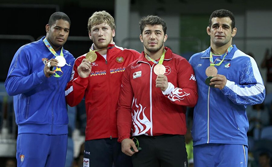 İldem’den bronz madalya

	  Erkekler grekoromen stil 98 kilo bronz madalya müsabakasında Türkiye'yi milli güreşçi Cenk İldem temsil etti. İldem, Rumen rakibi Ciurariu'u 4-0 mağlup etti ve madalyaya uzandı.
