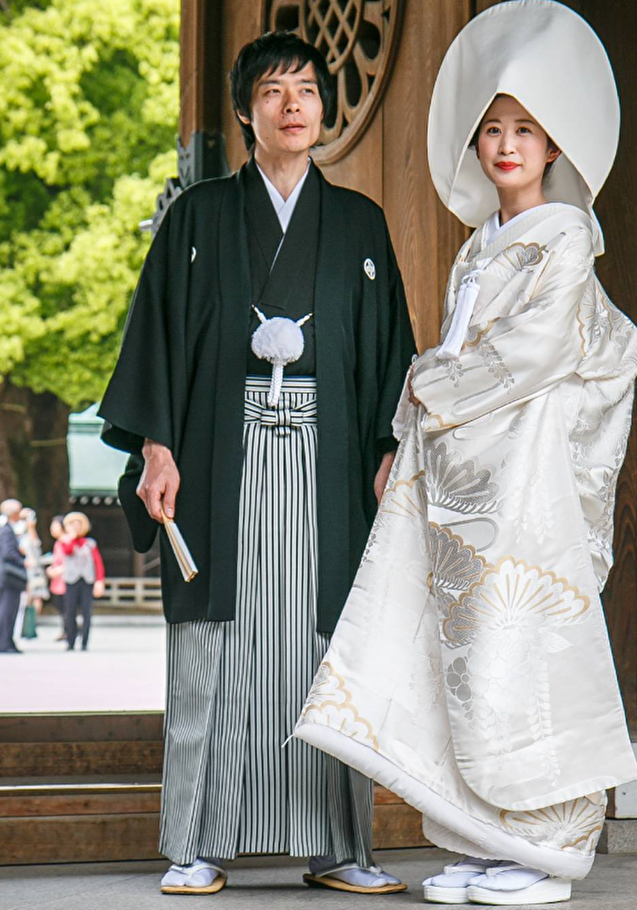 Japonya

                                    
                                    
                                    Japonya'da giyilen düğün kıyafetleri, renk bakımında Türk kültürüne benziyor. Gelinler krem rengi, damatlar ise siyah ve krem rengi karışımı bir kıyafet tercih ediyor.
                                
                                
                                