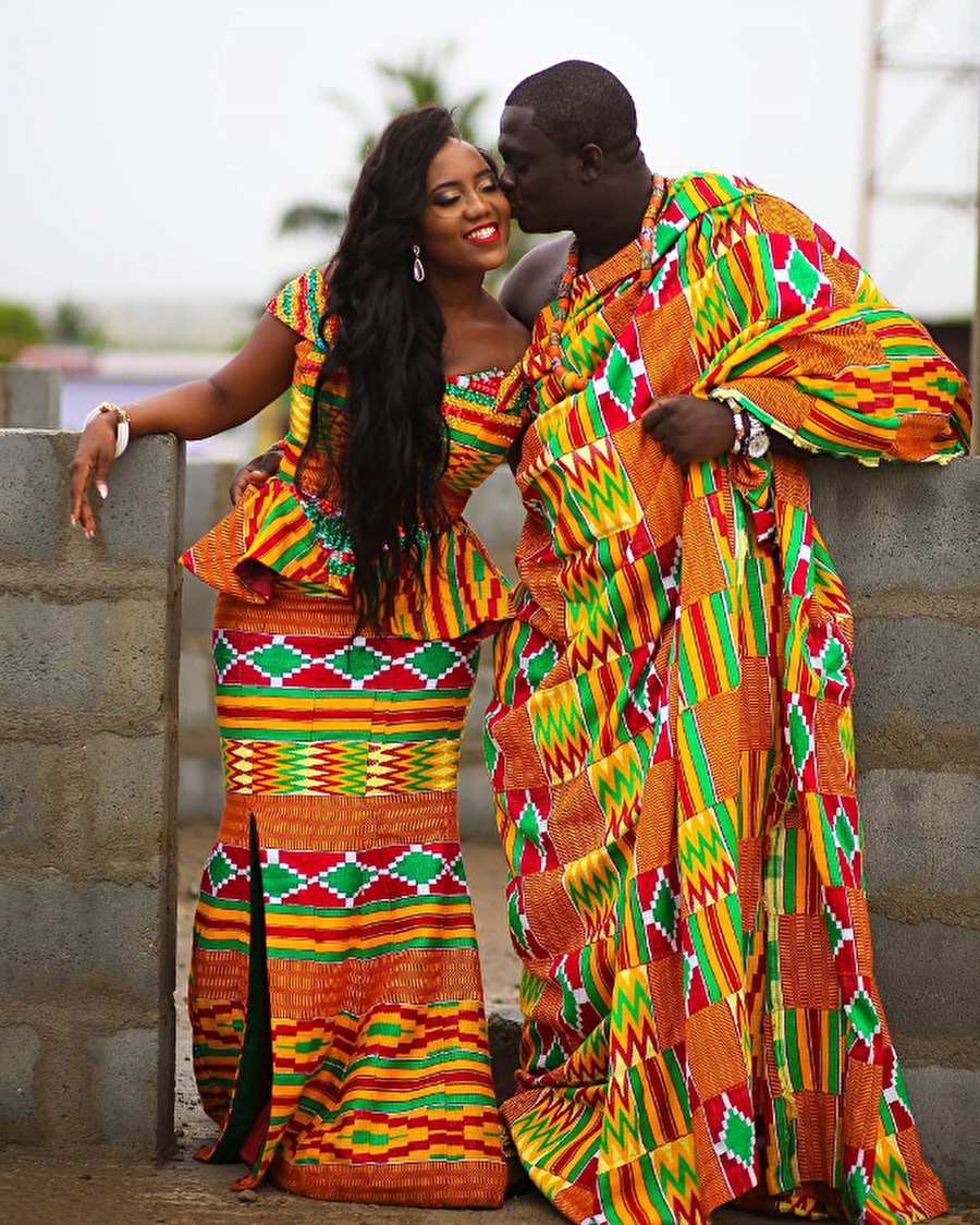 Gana

                                    
                                    
                                    Gana kültürü, Türk kültüründen çok daha uzakta. Gelin ve damat renkli kıyafetlerle düğüne katılıyor.
                                
                                
                                