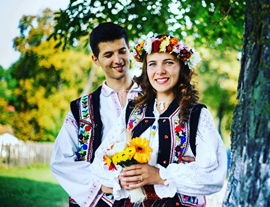 Romanya

                                    
                                    
                                    Romanya'da da renkli düğün kıyafetleri tercih ediliyor. Bu kıyafetler, Türk kültüründeki kına gecelerini de anımsatmıyor değil. 
                                
                                
                                