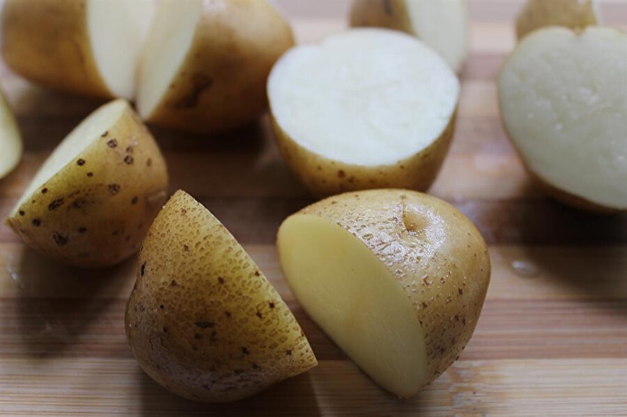 Patatesleri keserek başlayalım

	Önce patatesleri ortadan ikiye bölün.
