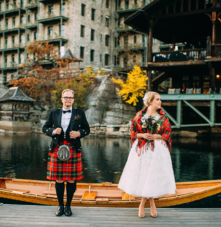 İskoçya

                                    
                                    
                                    İskoçya düğün törenlerindeki kıyafetlerde renkler dikkat çekiyor; gelinin üzerinde bulunan renkler, onun yeni bir aileye üye olduğunun simgesidir.
                                
                                
                                