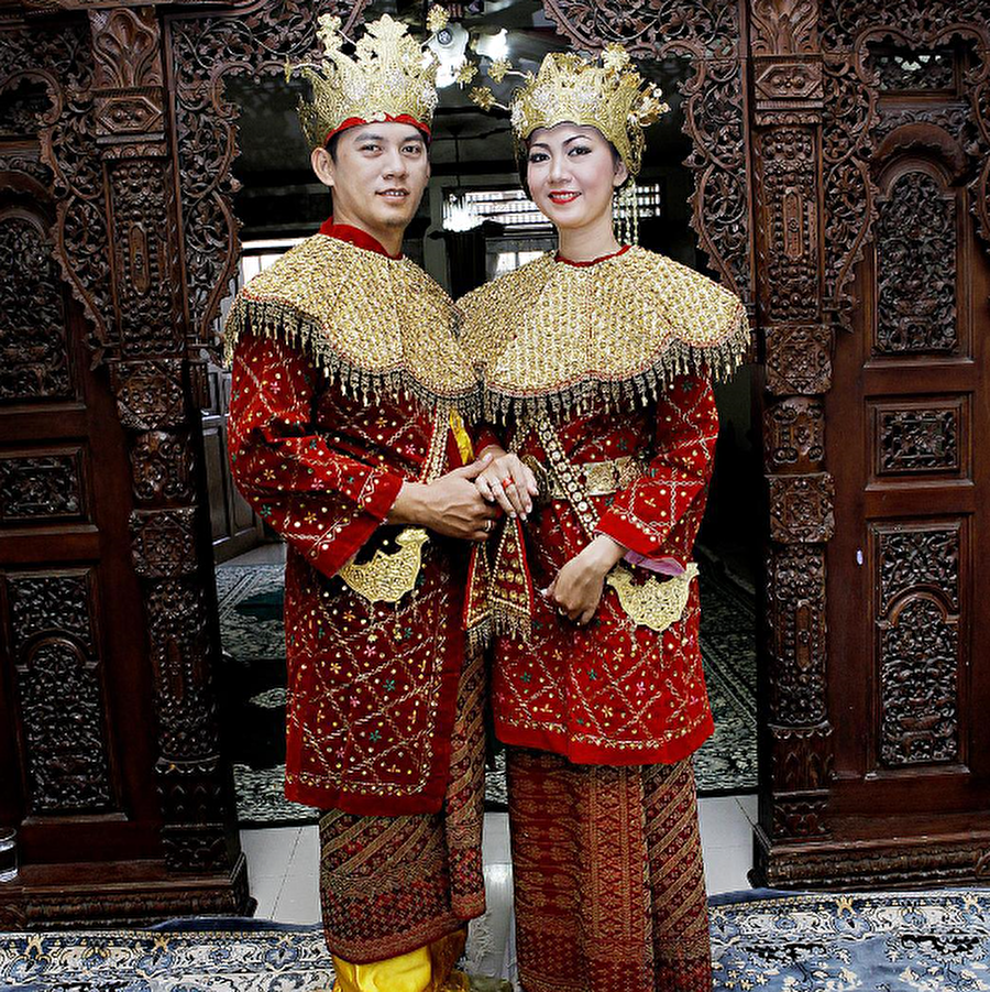 Endonezya

                                    
                                    
                                    Endonezya'da düğünler adadan adaya farklı gösterebiliyor; bölgede 300'den fazla etnik grup ve 6 farklı din var. Bu yüzden her grup farklı bir adete sahip olabiliyor.
                                
                                
                                