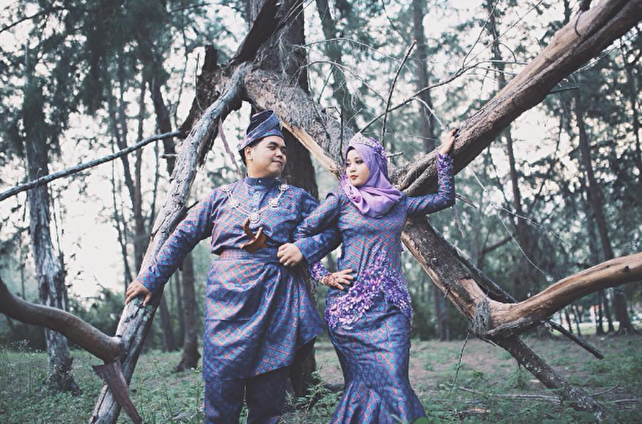 Malezya

                                    
                                    
                                    Gelin ve damat genelde mor tonlarında düğün kıyafeti tercih ederler.
                                
                                
                                