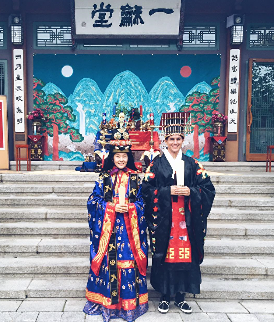 Güney Kore

                                    
                                    
                                    Kore düğün kültüründe de renkli kıyafetler dikkat çekiyor.
                                
                                
                                