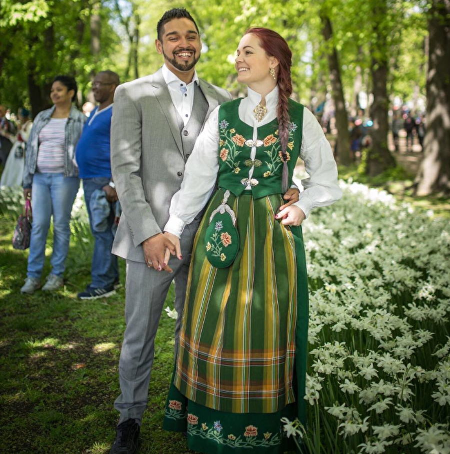 Norveç

                                    
                                    
                                    Kültürün geleneksel düğün kıyafeti, doğa ile oldukça uyumlu.
                                
                                
                                