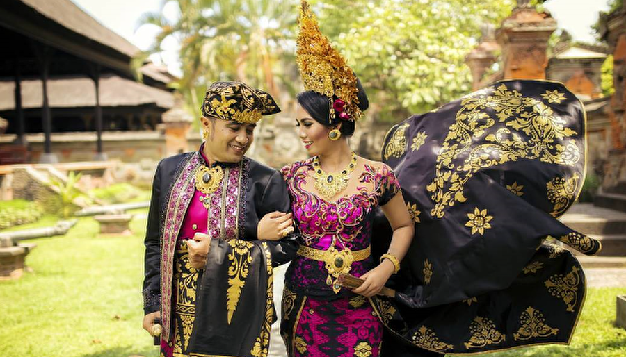 Bali

                                    
                                    
                                    Bali'de de renkli kıyafetler tercih ediliyor. Aynı zamanda, gelinin kullandığı büyük saç aksesuarları da dikkat çekiyor.
                                
                                
                                