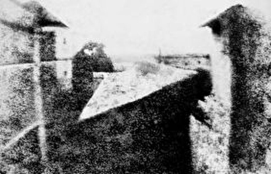 İlk fotoğraf

                                    
                                    1826 yılında Fransız Joseph Nicephore Niepce tarafından evinin penceresinden çektiği bir doğa görüntüsüdür.
                                
                                
