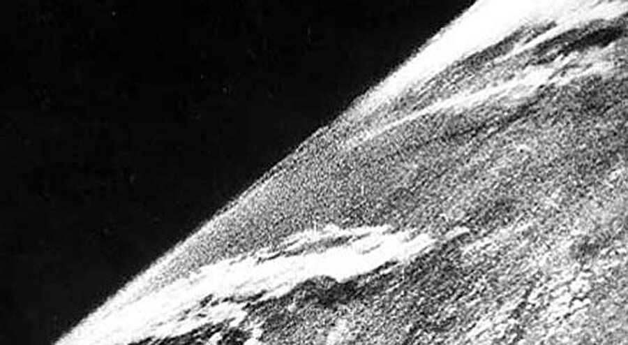 İlk uzay fotoğrafı

                                    
                                    İkinci Dünya Savaşı sonrası Sputnik uydusu tarafından çekilen uzay fotoğrafı.
                                
                                