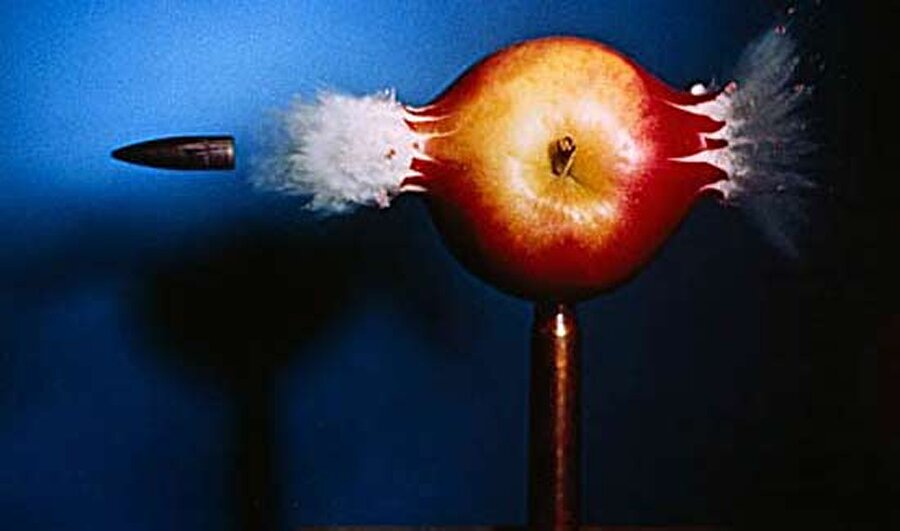 İlk yüksek hız fotoğrafı

                                    
                                    1940 tarihinde profesör Harold Edgerton, elmayı delip geçen kurşunu fotoğrafladı.
                                
                                