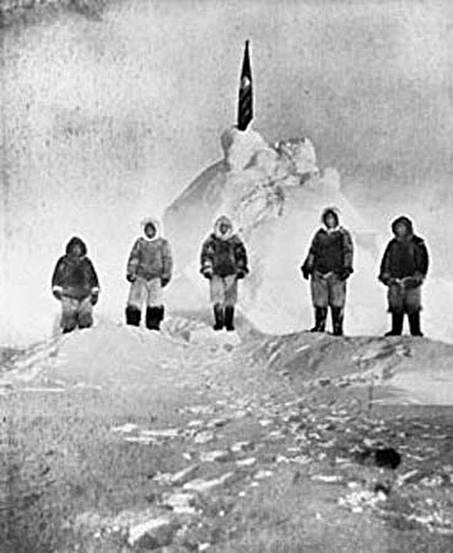 Kuzey Kutbu’nun ilk fotoğrafı

                                    
                                    Robert E. Peary ve yardımcısı Matthew Henson 1909'de 37 günde 760 km yol giderek kutuplara ulaştı.
                                
                                