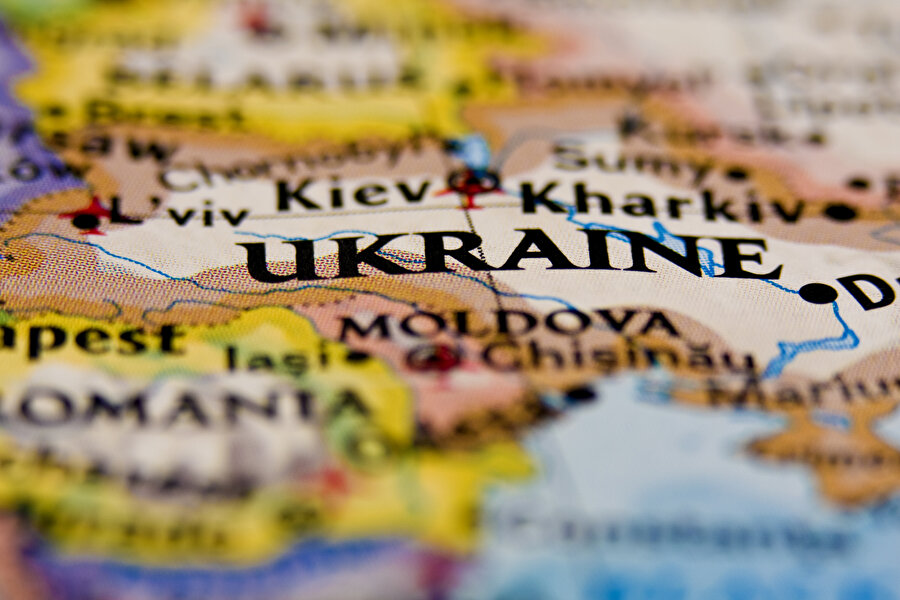 Ukrayna

                                    Ukrayna dağılan SSCB içinden çıkan en önemli ülkelerden biri. 8 Aralık 1991'de Beyaz Rusya, Rusya ve Ukrayna ortak bir karar alarak Sovyetler Birliği'ni resmen ortadan kaldırmaya karar verdi. Ukrayna 24 Ağustos'ta bağımsızlığını ilan etti. 

 Ukrayna, Çernobil Nükleer Faciası (1986), Euro-2012 Şampiyonası ve Turuncu Devrim (2004), Rusya ile yaşanan Kırım meselesi gibi olaylarla dünya kamuoyunun gündemine geldi. 

 Ukrayna'nın başkenti Kiev ve son verilere göre 44.573.205 nüfusa sahip

                                