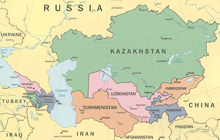 Özbekistan

                                    Özbekistan, 20 Haziran 1990'da egemenliğini, 1 Eylül 1991'de bağımsızlığını ilan etti. 29 Aralık 1991 tarihinde düzenlenen referandumla bağımsızlık ilanı oyladı.

 Özbekistan bağımsızlığını kazandıktan sonra gelişmiş ülkelerle özellikle ekonomik anlamda ilişkiler kurdu. Özbekistan çok eskiye dayanan köklü devlet geleneği sayesinde bağımsızlığını kazandıktan kısa süre sonra Orta Asya'nın güçlü devleti hâline geldi. Bağımsızlığından günümüze değin devlet başkanlığını İslam Kerimov yönetmektedir.

 Başkenti Taşkent nüfusu 31 milyon 500 bin den fazladır. 

                                