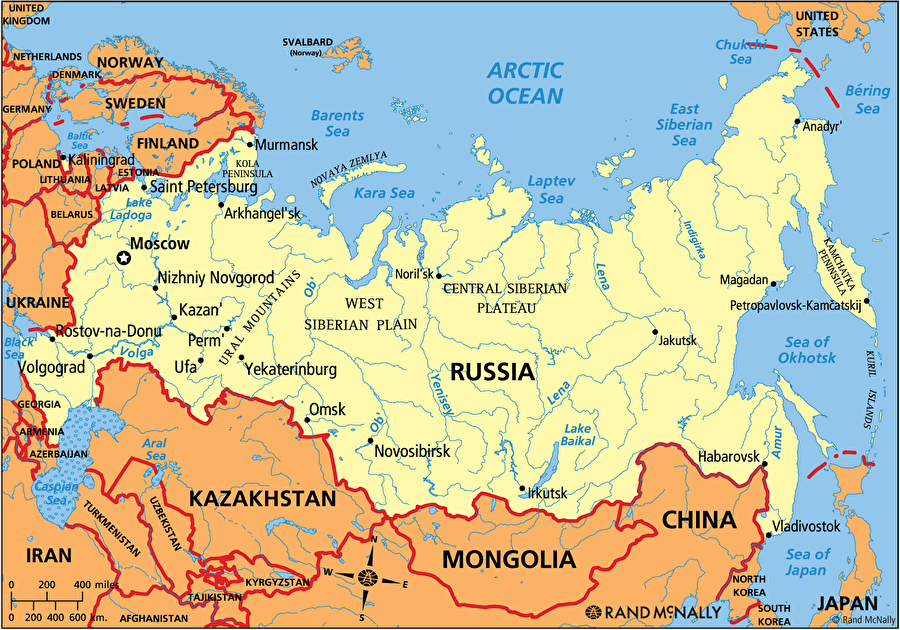Rusya Federasyonu

                                    SSCB'nin merkezi konumunda bulunan Rusya birliğin dağılmasının ardından 25 Aralık 1991'de bağımsızlığını ilan ederek Rusya Federasyonu adını aldı. 12 Aralık 1993 yılında ise anayasası değişti.

 Rusya'nın yaşadığı değişimde doğrudan seçilen ilk lider olan Boris Nikolayeviç Yeltsin'in çok büyük bir payı oldu. 

 Sovyetler Birliği sırasında ve dağıldıktan sonra ABD ve IMF tarafından tavsiye edilen özelleştirme ve piyasa ve ticaretin serbestleştirilmesi de dahil olmak üzere "şok terapi" çizgisinde radikal değişiklikler içeren geniş kapsamlı reformlar yapıldı. Ancak tüm bunlar büyük bir ekonomik kriz ile sonuçlanmış olup 1990-1995 arasında GSYİH ve sanayi üretiminde %50 düşüş meydana geldi.

 Sovyetler Birliği'nin dağılışı sırasında nüfusunun yarısı kadar olmasına rağmen Sovyetler Birliği'nin dış borçlarını üstlendi. 

                                