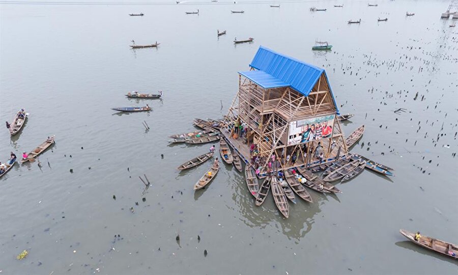 Makoko Floating School

                                    
                                    
                                    
                                    Nijerya'nın en büyük şehri olan Lagos'ta bulunan Makoko Floating School, dünyanın en ilginç okullarından biri… Lagoslular, bölgede bulunan lagünün üzerindeki sal şeklindeki evlerde hayatlarını sürdürüyor. 2013 yılına kadar çocuklar karadaki bir okulda eğitim görüyorlardı. Kara hayatına sıcak bakmayan çocuklar için 2013 yılında Nijeryalı mimar Kunle Adeyemi'nin tasarladığı yüzer okul inşa edildi. Çocuklar okula servis yerine elbette salla gidiyor. Ancak 7 Haziran 2016'da gerçekleşen şiddetli yağış nedeniyle bina hasar gördü. Okulun tadilatı sırasında öğrenciler farklı bir yerde eğitim görmeye devam edecek.
                                
                                
                                
                                