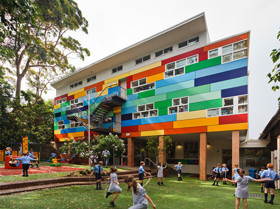 Wahroonga Preparatory School

                                    
                                    
                                    
                                    Avustralya'nın Wahroonga Bölgesi'nde bulunan ilkokul, eğitim yapısıyla ülkede büyük takdir topluyor. 1926 yılında açılan okul, 2010'da yenilendi. Açıldığında yalnızca 4 öğrencisi olan okul, zamanla hızlı bir gelişim gösterdi. Anaokulu, ilkokul ve ortaokul olarak hizmet veren kurumda ezberci eğitim sistemi kesinlikle yasak. Öğrencilerin, münazara yaparak bir şeyleri daha kalıcı olarak öğreneceği düşünülüyor. Öğrenciler onar kişilik sınıflarda eğitim görüyor. Bu da daha kaliteli bir eğitim ortamının oluşmasını sağlıyor. 
                                
                                
                                
                                