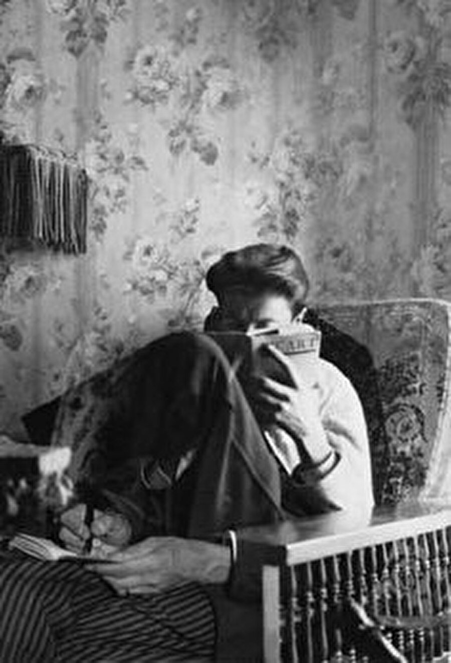 
                                    "Yaralar vardır hayatta, ruhu cüzam gibi yavaş yavaş ve yalnızlıkla yiyen, kemiren yaralar"
                                