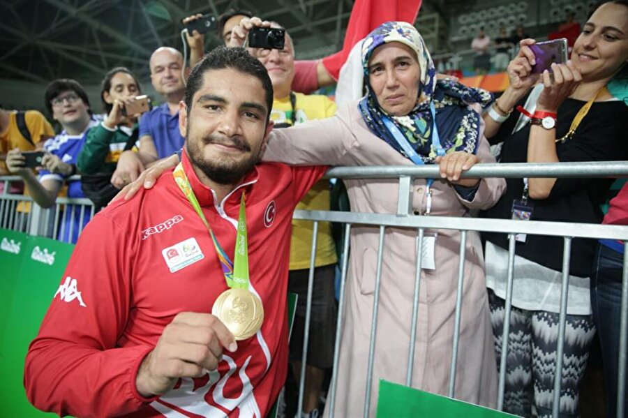 Olimpiyat şampiyonu Taha Akgül

                                    
                                    
                                    
                                    Türkiye'nin Rio'daki madalya umutlarının başında gelen Taha Akgül, ona güvenenleri üzmedi. Serbest stil 125 kiloda mücadele eden güreşçi Taha Akgül, finalde İranlı Komeil Nemat Ghasemi ile karşı karşıya geldi. Milli sporcumuz, rakibini 3-1 mağlup etti. Böylelikle Rio'daki ilk altın madalyamızı da kazanmış olduk. <o:p></o:p>
                                
                                
                                
                                