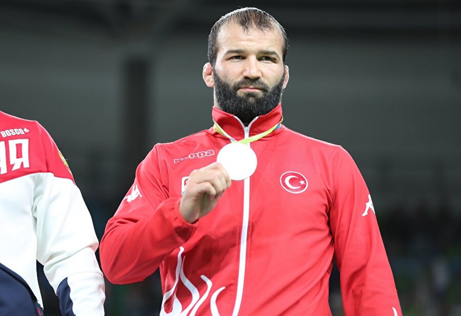 Gümüş madalya Selim Yaşar’dan 

                                    
                                    
                                    
                                    Bir diğer sporcumuz Selim Yaşar ise güreş serbest stil 86 kiloda sahne aldı. Yaşar finalde, son iki yılın dünya şampiyonu Rus Abdulrashid Sadulaev karşılaştı. Rakibine mağlup olan sporcumuz, gümüş madalyayı Türkiye'ye getirdi.
                                
                                
                                
                                