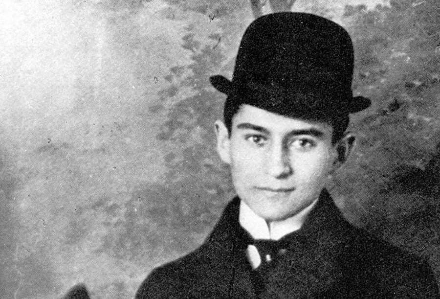 Franz Kafka

                                    
                                    Henüz 40 yaşındayken ölen Kafka'nın böyle şaheser eserlere sahip olduğu bilinmiyordu. Bu bilinmezlikte kendisinin de bir payı olduğunu söylemek yanlış olmaz. 
                                
                                