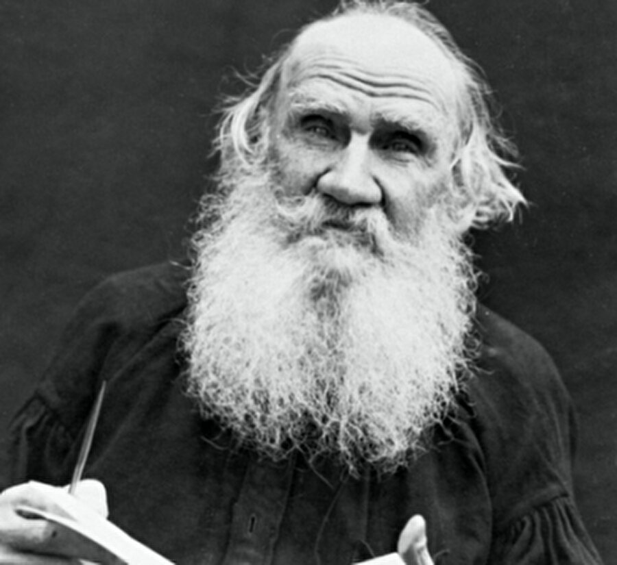 Lev Nikolayeviç Tolstoy

                                    
                                    Listenin en enteresan isimlerinden biri. Zengin bir ailenin çocuğu olan Tolstoy, kendi isteği ile köye yerleşip eserlerinin telif hakkından bile vazgeçmiştir. Fakat şimdi eserleri tüm dünyada konuşuluyor.
                                
                                