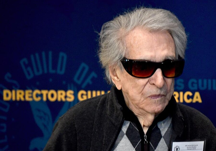 92 yaşında vefat etti
Ünlü yönetmen, 17 Ağustos 2016'da 92 yaşında vefat etti. Hiller'in efsane filmi, Love Story; 1971'de En İyi Film, En İyi Yönetmen ve En İyi Erkek Oyuncu dahil olmak üzere 7 dalda Oscar'a aday olmuştu.