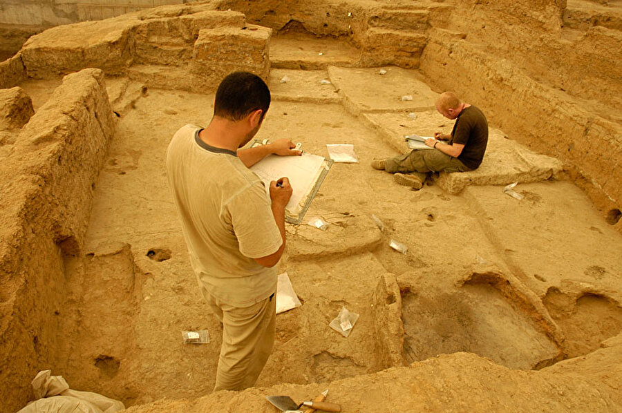 Konya Çatalhöyük'te bulundu

                                    
                                    1991'de İngiliz arkeologlar Konya-Çatalhöyük'te yapılan kazı çalışmalarında yuvarlak taş toplar bulur ve bu topların birbirine vurarak oynandığı fikrini saptarlar
                                
                                