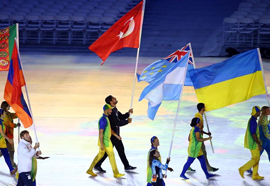 Bayrağı Taha Akgül taşıdı
Üç saat süren törende, ülkelerin bayraklarını sporcular taşıdı. Türk bayrağını stada oyunlarda altın madalya kazanan Taha Akgül getirdi. Son madalya töreni ise erkekler maratonda dereceye giren ilk 3 sporcu için gerçekleştirildi.