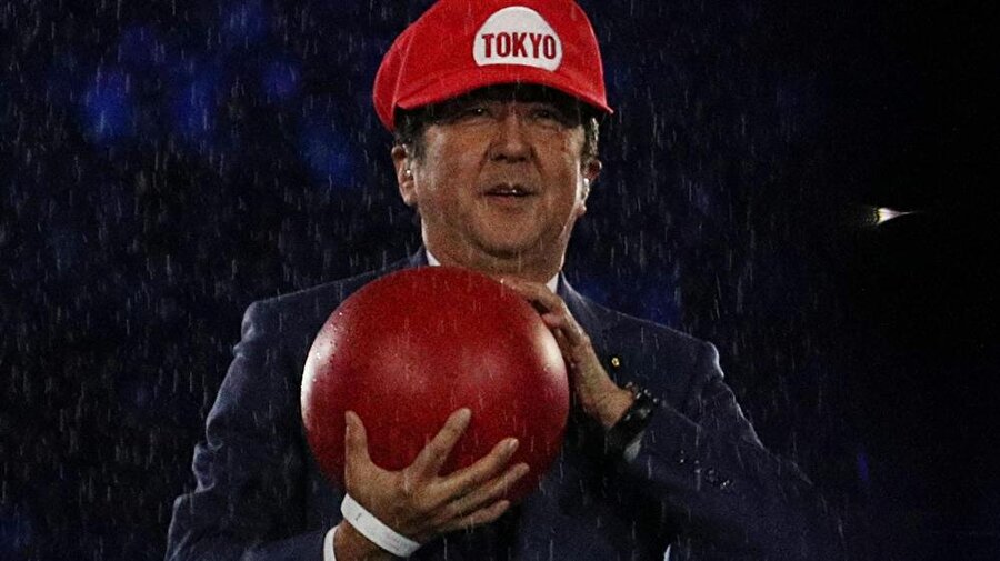 Bayrak Japonya’ya devredildi
Tören sırasında Rio de Janeiro Belediye Başkanı Eduardo Paes, olimpiyat bayrağını Uluslararası Olimpiyat Komitesi (IOC) Başkanı Thomas Bach'a teslim etti. Bach'de bayrağı 2020 Olimpiyat Oyunları'na ev sahipliği yapacak Japonya'nın başkenti Tokyo'nun valisi Yuriko Koike'ye devretti. Öte yandan Japonya Başbakanı Shinzo Abe, sahneye Super Mario kostümüyle çıktı.