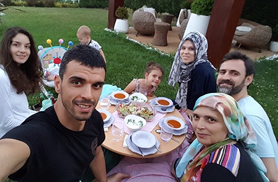 Her anı paylaşıyor

                                    
                                    
                                    Sosyal medyayı etkin olarak kullanan Sofuoğlu; annesi, kız kardeşi ve yeğenlerinin fotoğraflarını paylaşmayı ihmal etmiyor. Ramazan Ayı'nda, Sofuoğlu Ailesi yaşadıkları villanın bahçesinde yer sofrası kurmuşlardı. Ünlü sporcu, iftar sofralarının fotoğrafını sosyal medyada paylaştı. Bu paylaşım çok fazla beğeni topladı.

                                
                                
                                