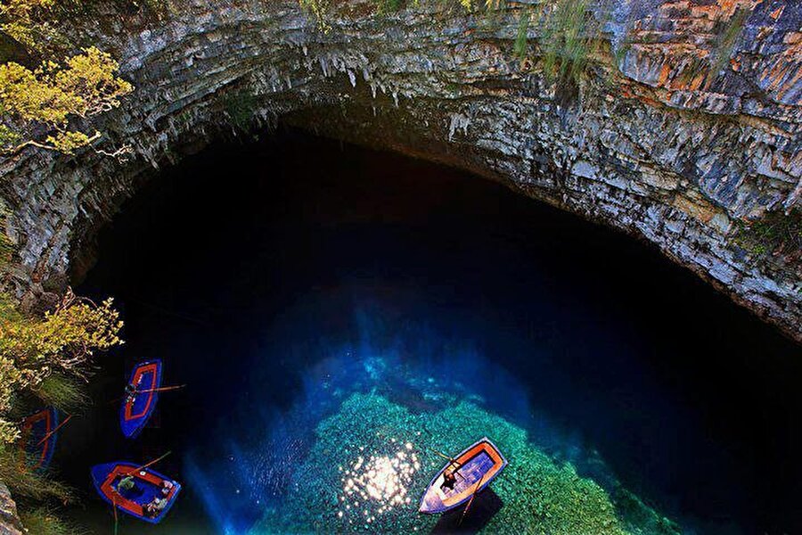 Yunanistan, Melissani Mağarası

                                    
                                    
                                    
                                    
                                    
                                    Kefalonya adasında bulunan Melissani Mağarası, dünyanın en büyüleyici doğal mekanlarından biri.
                                
                                
                                
                                
                                
                                