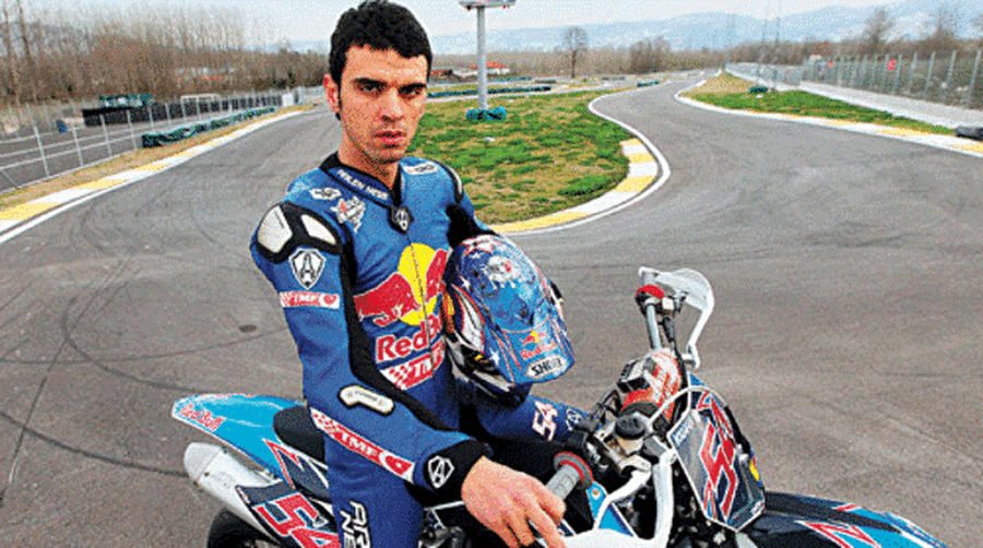 Zirveyi kimselere bırakmayan kardeşler

                                    
                                    
                                    Ağabeyleri gibi başarılı bir motosikletçi olmak isteyen Kenan Sofuoğlu çalışmalarını hiçbir zaman aksatmadı. 2001 Balkan Motosiklet Pist Şampiyonası'nda ise çok hoş bir durum yaşandı. Üç kardeş, yarış sonunda ilk üç sıraya yerleşti.
                                
                                
                                