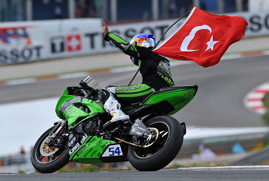 Bir kez daha Dünya Şampiyonu

                                    
                                    
                                    2012 sezonunda Supersport Dünya Şampiyonluğu'nda sezonun bitimine 1 yarış kala Kenan Sofuoğlu şampiyonluğunu ilan etti.

                                
                                
                                