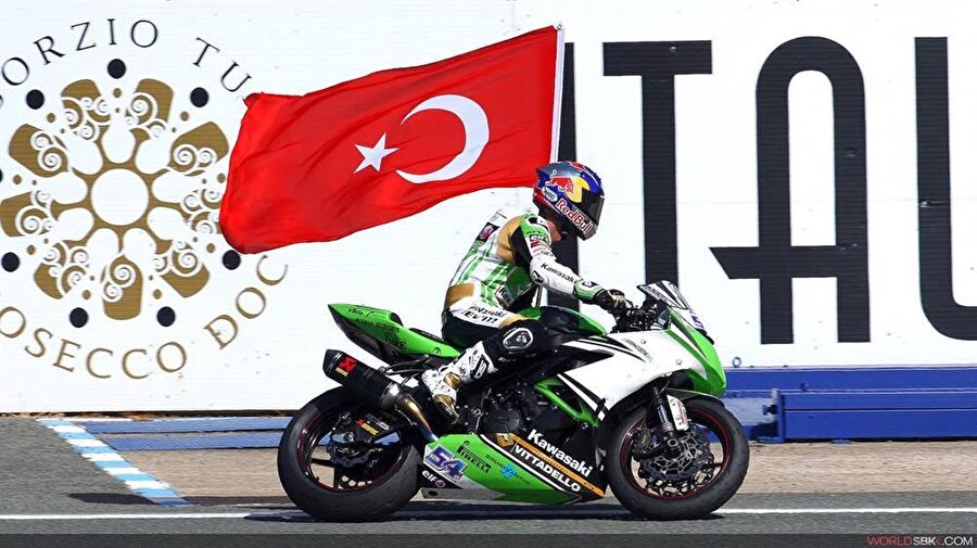 Tarihi başarı

                                    
                                    
                                    2015 yılında evlat acısı yaşayan Kenan Sofuoğlu, bir kez daha Supersport Dünya Şampiyonluğu'na ulaştı. 4 kez Supersport'ta şampiyonluğa geçen Sofuoğlu tarihi bir başarıya imza attı.
                                
                                
                                