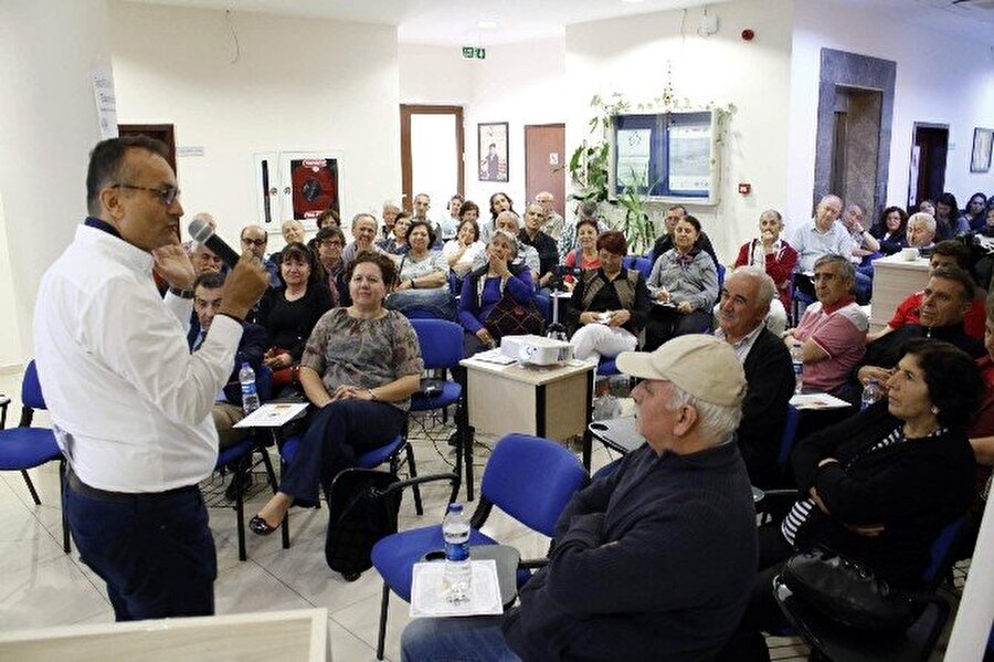 Türkiye'nin 60 yaş üzeri öğrencileri

                                    
                                    
                                    Akdeniz Üniversitesi'nde “Öğrenerek Aktif ve Anlam Dolu Bir Yaşam” felsefesiyle 60 yaş ve üzerindeki yaşlılara isteğe göre dersler planlanıyor. Felsefe, tarih, teknoloji, biyoloji, tıp, kimya, ziraat, eczacılık, sosyoloji, psikoloji gibi derslerin öğretildiği okul, Türkiye'nin ilk yaşlı üniversitesi.
                                
                                
                                