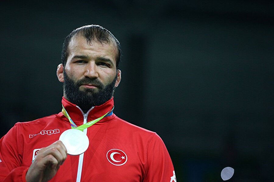 Selim Yaşar 
Dağıstan asıllı Türk sporcu Selim Yaşar, Rio 2016 Olimpiyat Oyunları'nda göğsümüzü kabarttı. Milli güreşçi, erkekler serbest stil 86 kg'de gümüş madalyanın sahibi oldu.