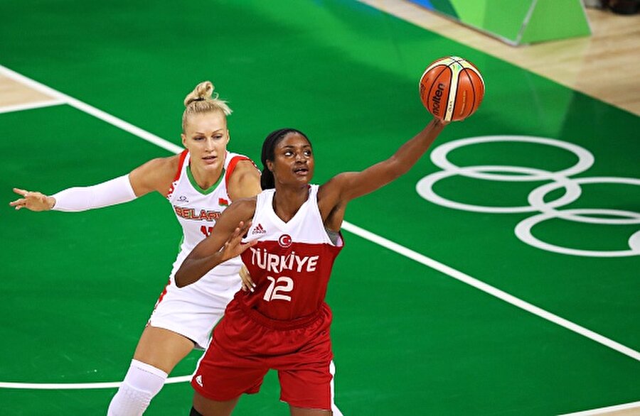 Lara Sanders 
ABD'li LaToya Antoinette Pringle, 2012 yılında Türk vatandaşlığına geçti. Lara Sanders ismini alan basketbolcu, A Milli Kadın Basketbol Takımımızın değişilmez isimlerinden. Olimpiyat oyunlarında Potanın Perileri, çeyrek finalde İspanya'ya 64-62 yenilerek elenmişti.