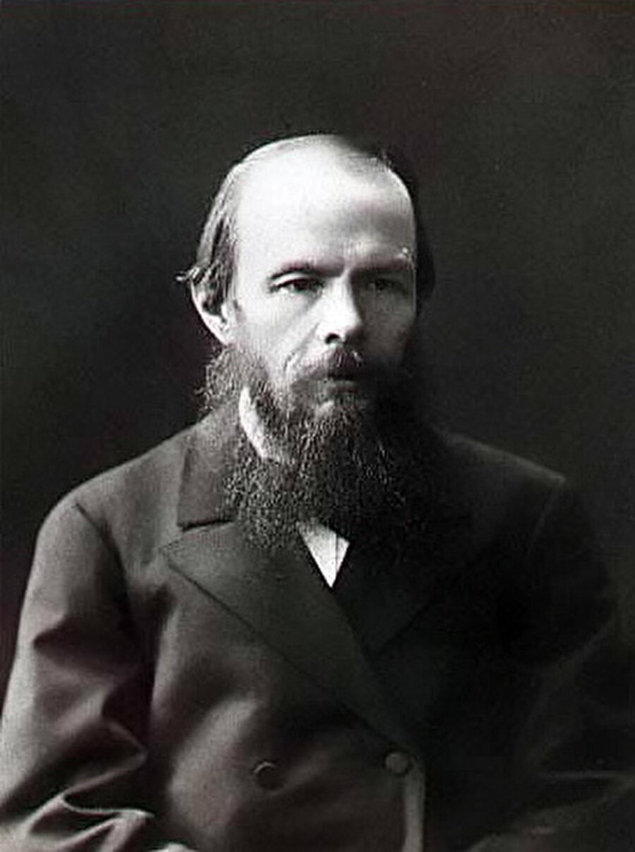 Fyodor Dostoyevski

                                    
                                    
                                    1821 doğumlu yazar annesini küçük yaşlarda kaybetmiştir. Üniversite yıllarında babasının isteği üzerine okuduğu mühendislik fakültesi bittikten sonra kitap yazma serüveni başladı. Yazdıklarından ötürü idama mahkum edilen yazar, infazına saniyeler kala cezası dört yıllık Sibirya sürgününe çevrildi. Yazdıklarıyla yavaş yavaş tanınsa da yaşamaya gerekli parayı kazanamadı ve sara nöbetleriyle boğuştu. 31 Ocak 1881'de kanama sonucu öldü. 
                                
                                
                                