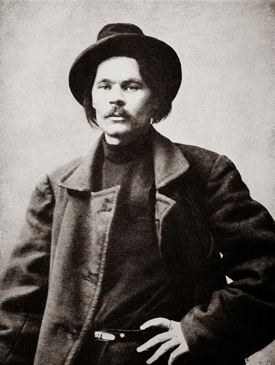Maksim Gorki
1868 yılından doğan yazar, anne ve babasını kaybetmesinin ardından anneannesi ve dedesi tarafından büyütülür. Çocuk yaşta çalışmaya başlayan Gorki'nin okuma merakı onu hep tetikler. 19 yaşında bir intihar girişiminde bulunur.
Daha sonra büyük hayali Rusya turuna çıkar. İlk yazı çalışmaları Tiflis'te bir gazetede çıkardığı yazılarla başlar.
Daha sonra Çarlık rejimine karşı çıkan Gorki, Lenin ile tanışır. Bu tanışma eserlerini de etkileyecek bir dostluktur. Rusça'da acı anlamına gelen 'gorki' takma adını kullanan yazar 1836'da oğlundan bir yıl sonra ölür. Ölümünün bir zehirlenme sonucu gerçekleştiği söyleniyor.