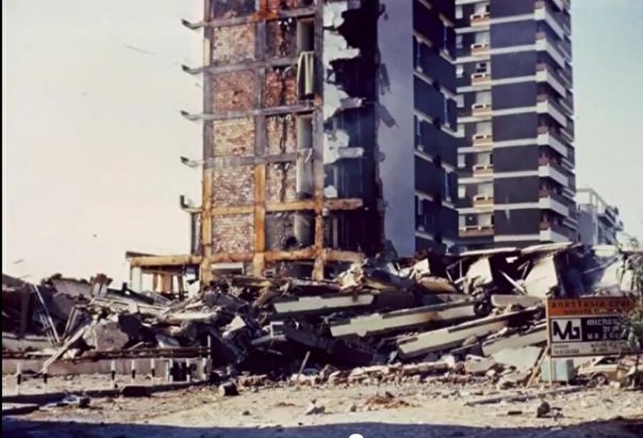 Maraş’ta zaman durdu

                                    
                                    
                                    
                                    
                                    
                                    
                                    
                                    
                                    
                                    
                                    
                                    
                                    Harekat, Mağusa'nın yarısını cesete çevirdi. Maraş'ta zaman 1974'te durdu ve bir daha da canlanamadı.
                                
                                
                                
                                
                                
                                
                                
                                
                                
                                
                                
                                
                                