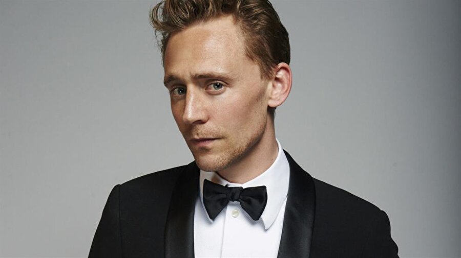 "Bir dil bir insan, iki dil iki insan." Birden fazla dil bilmek

                                    
                                    Oxford Dragon Okulu mezunu İngiliz aktör Tom Hiddleston, İngilizce, İspanyolca, Fransızca ve Yunanca da dahil olmak üzere 9 dil biliyor.
                                
                                