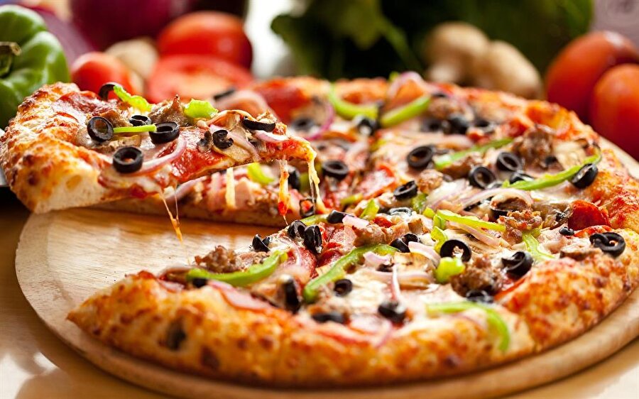 Pizza yemeyin demiyoruz; dikkatli olun diyoruz. 
Artık pizza görünce kaçmanıza gerek yok; sadece uygulamanız gereken bir takım şeyler var. Pizza yemeden önce küçük bir kase salata tüketin; büyük bir pizzadan ziyade 2, en fazla 3 ince dilim pizza yiyin. Kalın hamurlu, yağlı pizzalardan uzak durun. Herhangi bir restoranda pizza siparişi verirken bu ayrıntıları söylerseniz, size yardımcı olacaklardır.